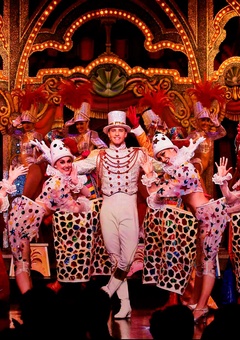 Revue et champagne au Moulin Rouge